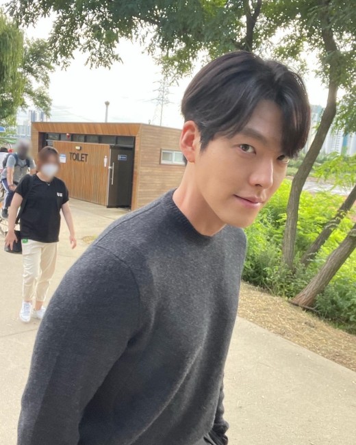 組圖：金宇彬晒近照戶外拍攝 穿毛衣亮相不怕熱
