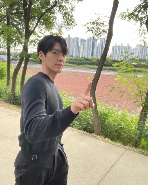 組圖：金宇彬晒近照戶外拍攝 穿毛衣亮相不怕熱