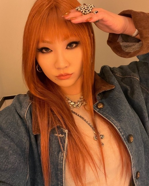 组图：前2NE1成员CL晒近照自拍 浓眼线妆容显个人风格