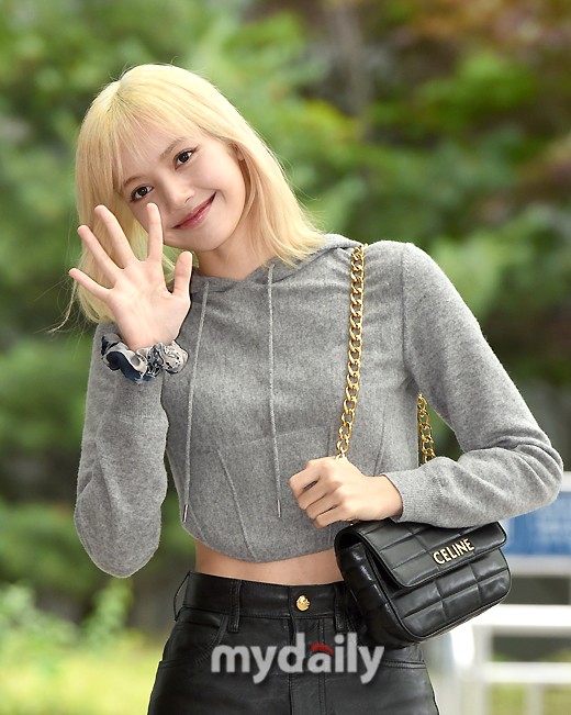 組圖：Lisa飛赴法國巴黎時裝週 穿灰色帽衫小露纖腰