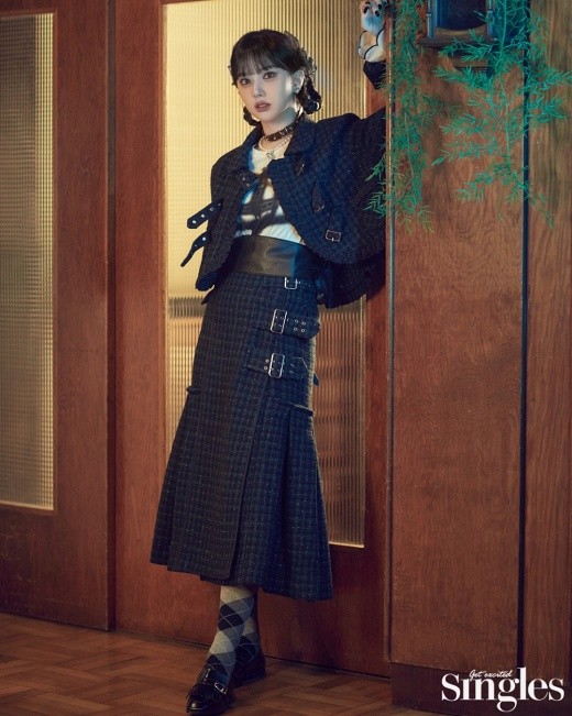 组图：韩女团VIVIZ拍时尚杂志写真 古典现代风格碰撞