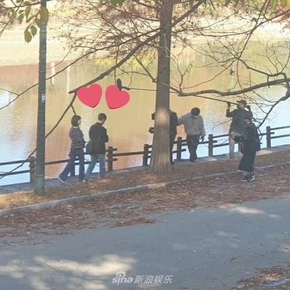 组图：韩版不能说的祕密路透照 都暻秀骑自行车载女生