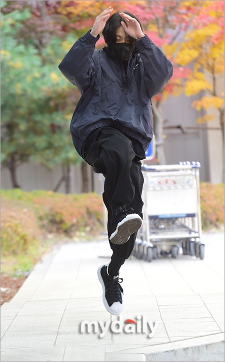 組圖：防彈田柾國出發卡達世界盃 機場表演射門動作