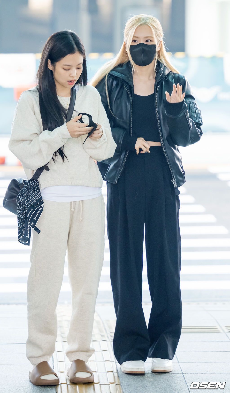 组图：BLACKPINK出发飞往美国巡演 成员黑白造型穿很暖