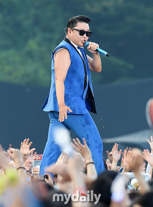 组图:鸟叔psy开唱嗨翻全场 挺肚腩湿身动作灵活
