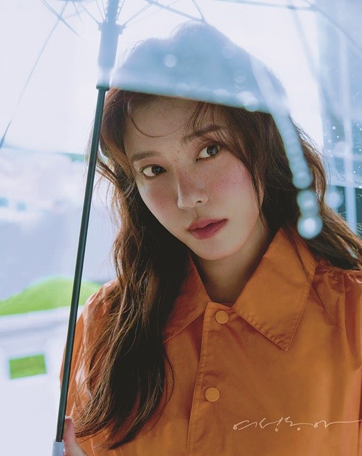 新浪娱乐讯 韩国女艺人郑诗雅近日为某女性杂志最新一期拍摄了一组