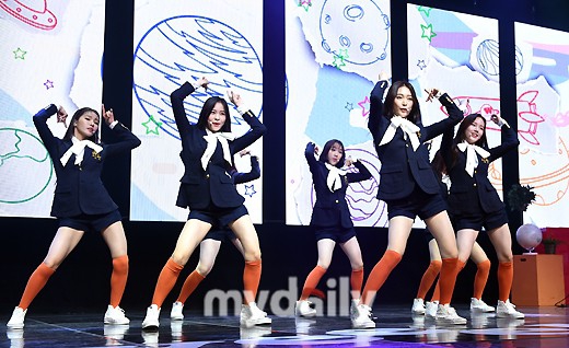 组图：韩女团Weeekly正式出道 穿校服裙青春洋溢