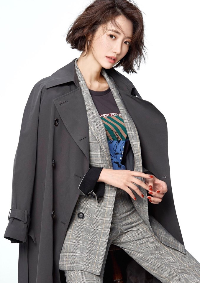 1 / 7 新浪娱乐讯  韩国演员高俊熙近日为某服装品牌拍摄的广告画报于