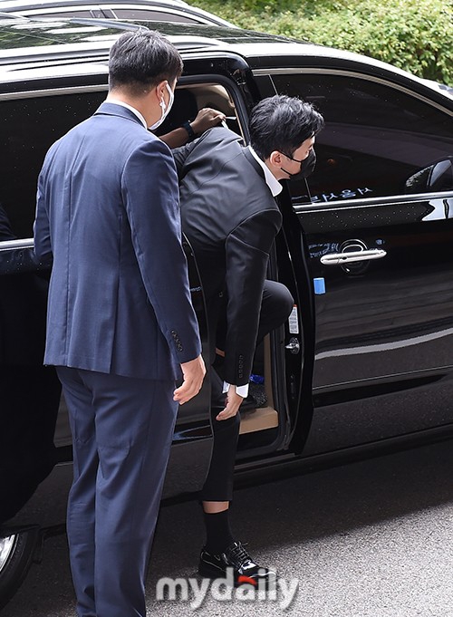 組圖：YG樑鉉錫賭博案開庭 穿西裝戴口罩現身法院