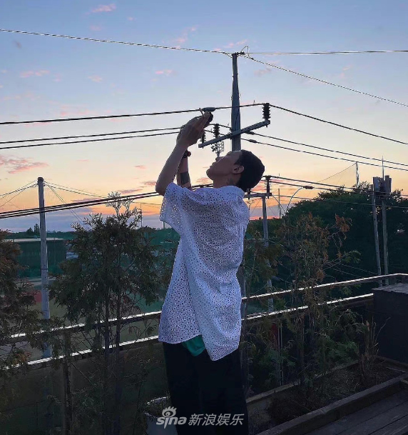 組圖：權志龍凌晨晒錄音工作照 被猜測將發個人專輯迴歸