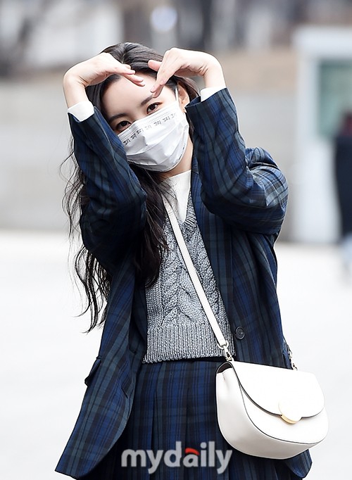 組圖：宣美穿學生短裙亮相上班路 初春天氣光腿不怕冷