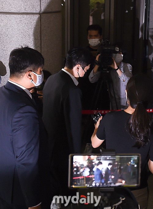 組圖：YG樑鉉錫賭博案開庭 穿西裝戴口罩現身法院