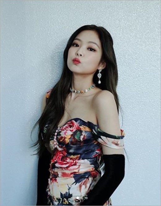 组图:blackpink成员jennie晒照 大露香肩美胸隐现_高清图集_新浪网