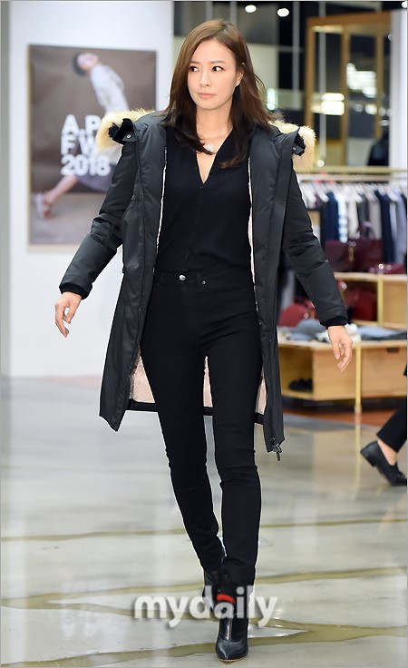 组图:权相佑妻子孙泰英亮相 身材高挑气质好_高清图集_新浪网