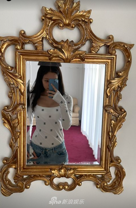組圖：JENNIE穿白衣牛仔褲拍照 淡妝出鏡清純素淨
