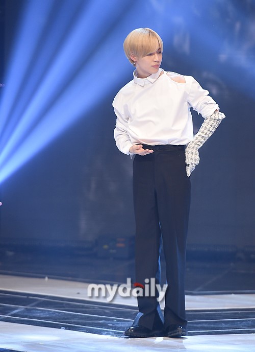 组图:shinee李泰民白衣黑裤帅气 戴单个手套致敬mj