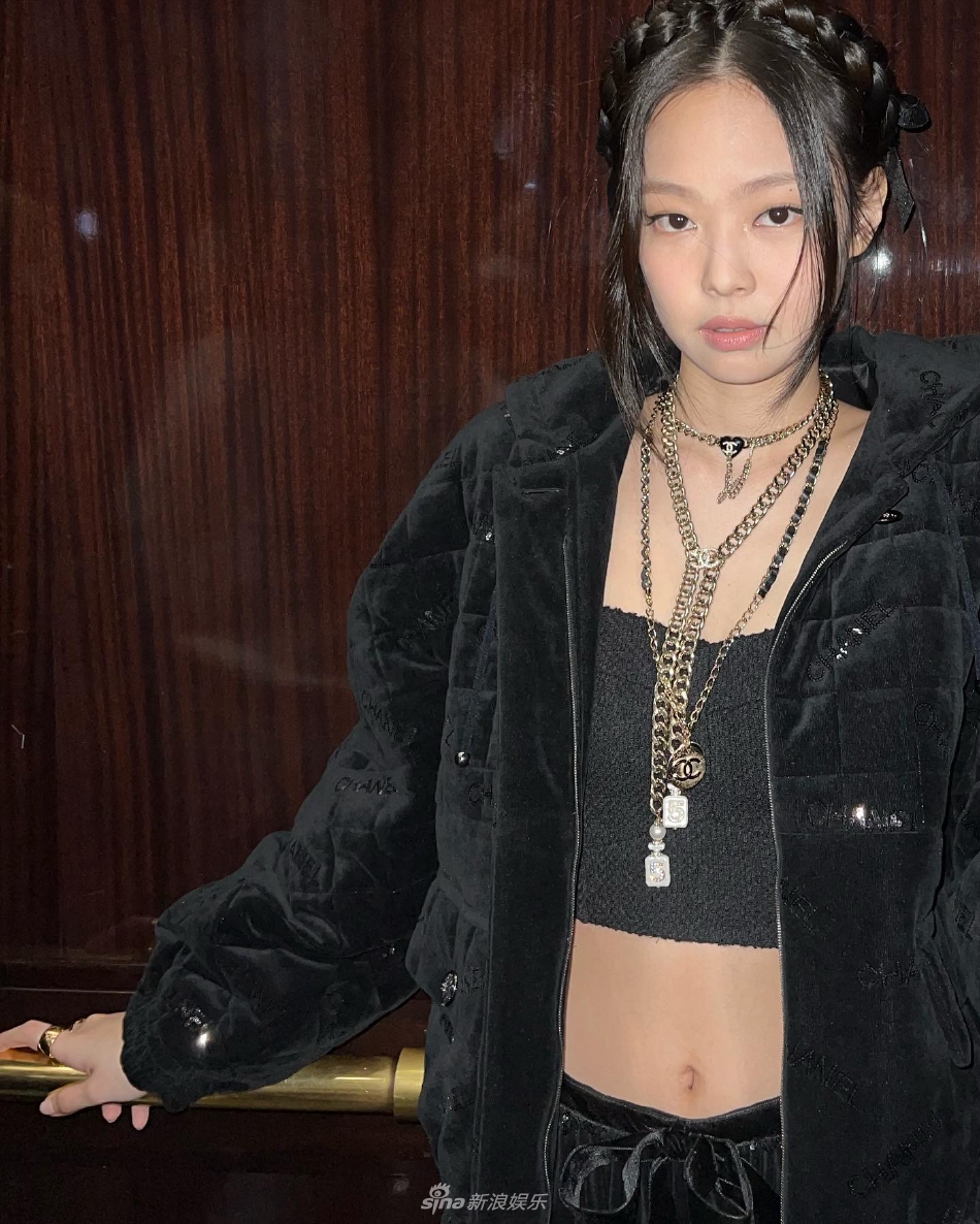 組圖：JENNIE巴黎時裝週頭排看秀 編髮造型場外送飛吻