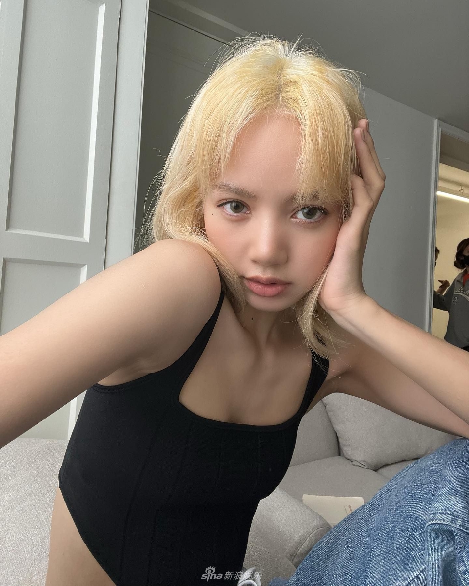 組圖：LISA晒淡妝自拍近照 造型素雅狀態隨性自然