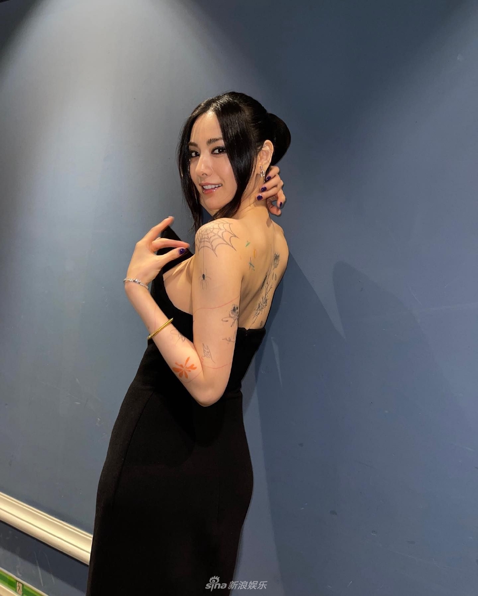 组图：韩女星NANA晒纹身特写照 图案遍布后背手臂