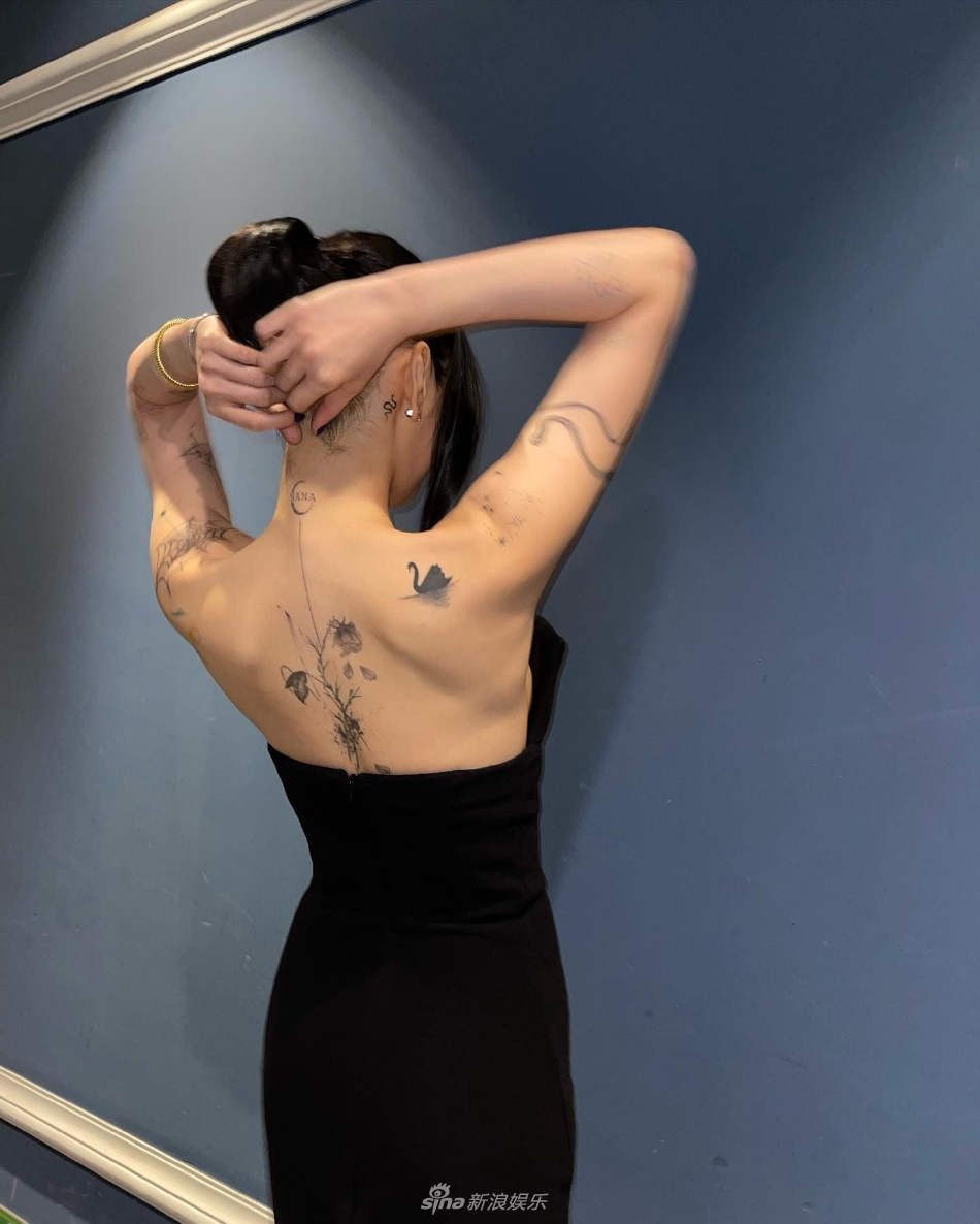 组图：韩女星NANA晒纹身特写照 图案遍布后背手臂