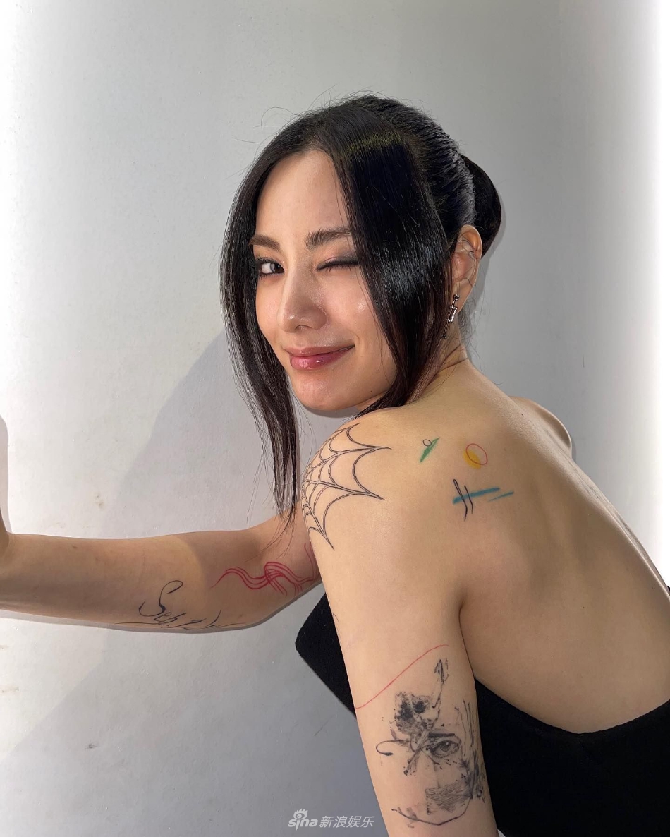 组图：韩女星NANA晒纹身特写照 图案遍布后背手臂