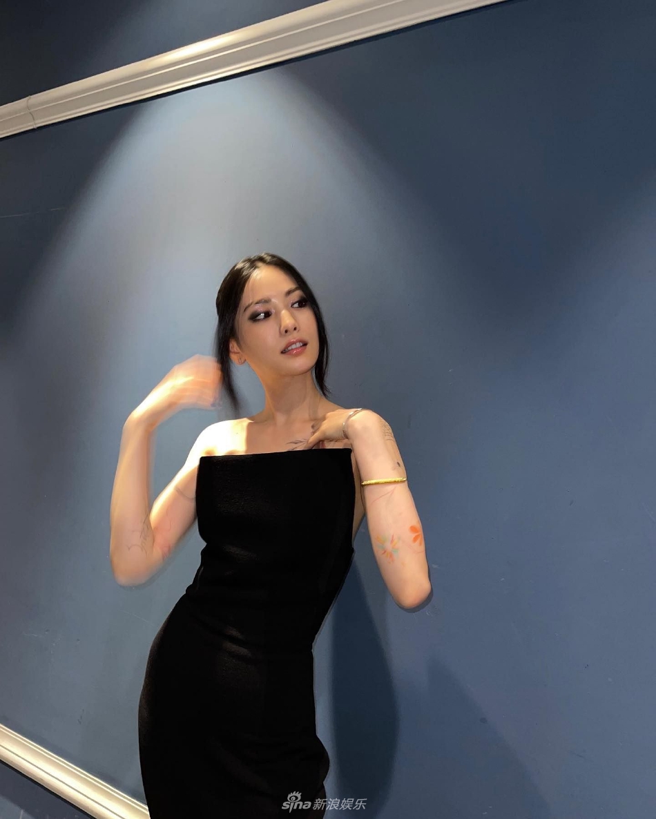 组图：韩女星NANA晒纹身特写照 图案遍布后背手臂