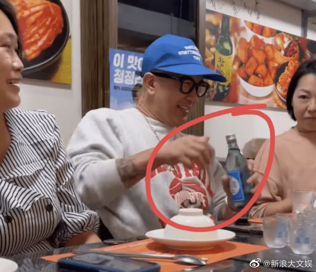 組圖：具俊曄請女粉絲吃飯拍大合照 幫忙倒酒氣氛融洽