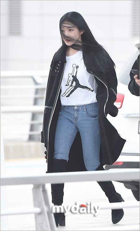 组图:韩星金请夏飞往香港参加mama 造型简约青春洋溢