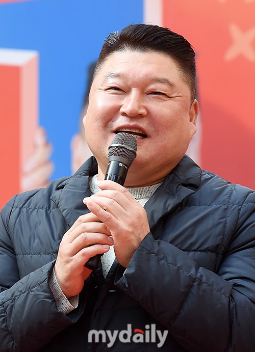 组图:韩国国民mc姜虎东出席活动 托脸卖萌毫无明星架子