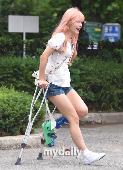 组图:韩女团成员脚受伤仍坚强亮相 拄拐赴电视台参加节目_高清图集