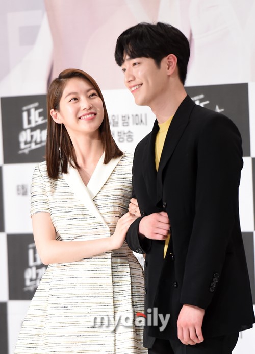 组图:徐康俊孔升妍等出席kbs新剧发布会 挽手崇拜眼_高清图集_新浪网