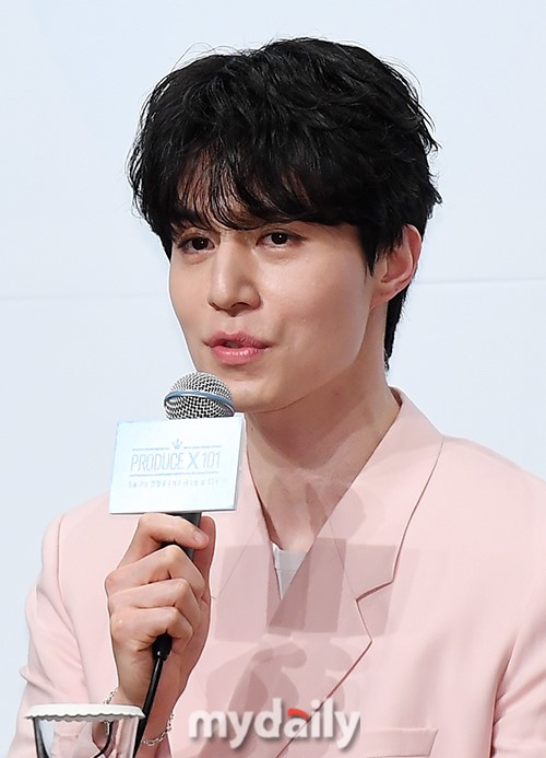 20190430综艺韩综producex101发布会李栋旭穿粉衣领队亮相更e12中字