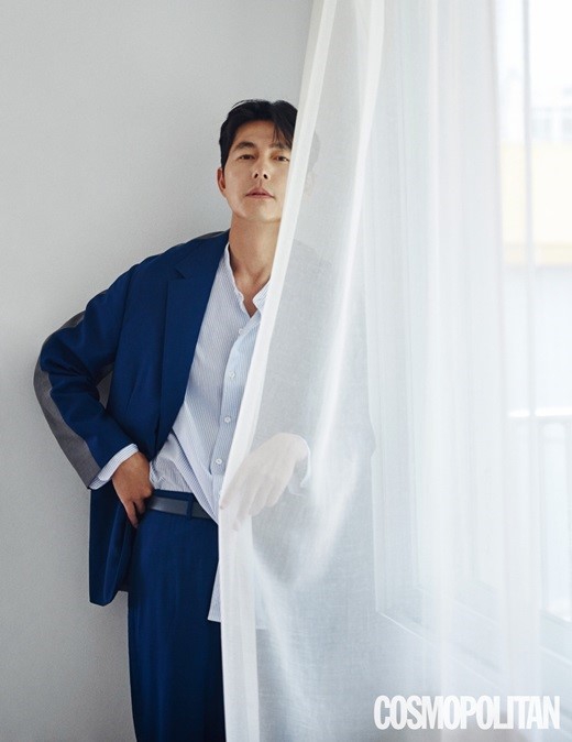 组图:郑雨盛登杂志展日常生活 托腮脸变形有点儿可爱