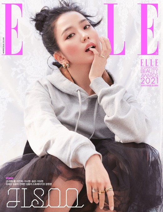 组图：BLACKPINK金智秀登杂志开年封 托香腮笑容明媚