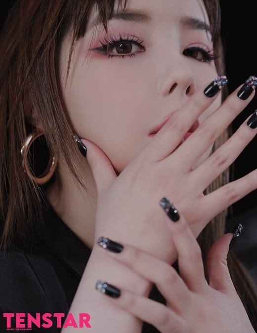組圖：2NE1前成員樸春登封面秀身材 被指鼻孔似乎變形