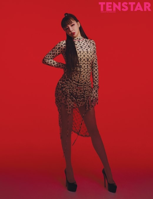 组图：2NE1前成员朴春登封面秀身材 被指鼻孔似乎变形