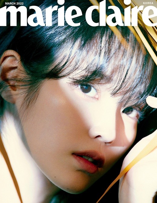 組圖：IU登韓版《嘉人》雜誌封面 歪頭造型角度全一樣