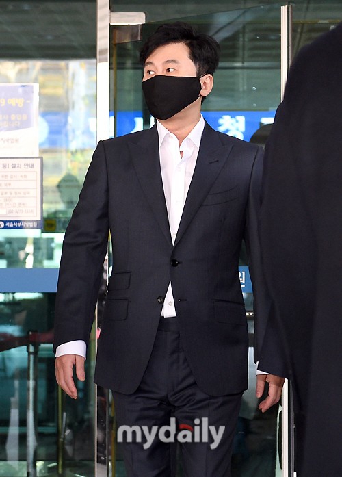 組圖：YG娛樂原代表樑鉉錫出席庭審 被判處罰款9萬元