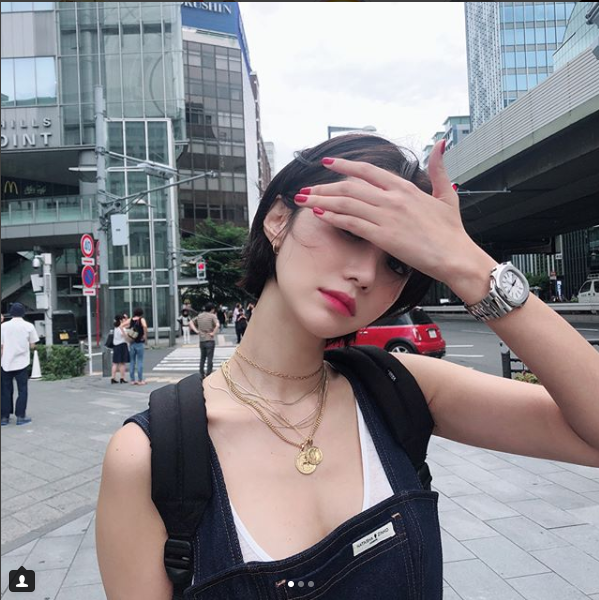 组图:高俊熙穿背带裤配小背心 露酥胸迷人风情_高清图集_新浪网