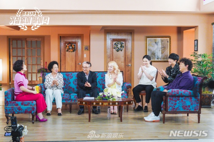 組圖：《搞笑一家人》重拍全家福 畫面溫馨喚醒記憶