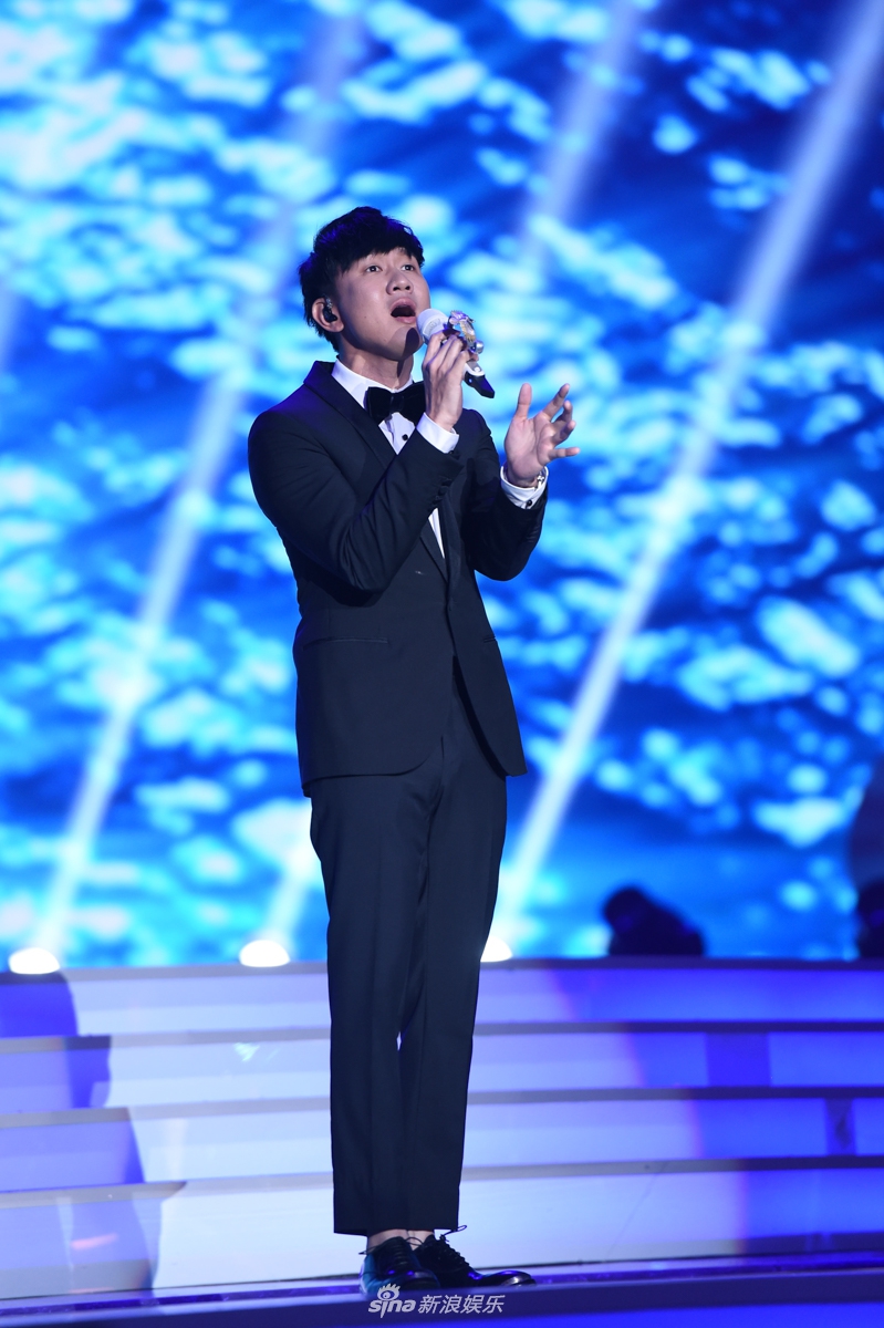 组图:2018新浪微博之夜现场 林俊杰深情献唱《伟大的渺小》