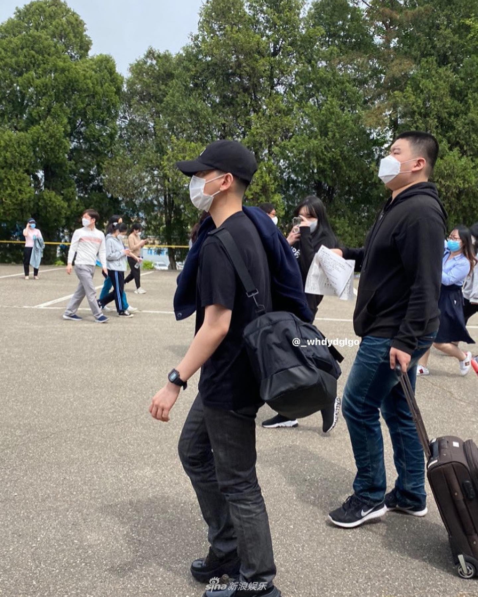组图：EXO边伯贤入伍现场被拍 穿短袖挎大揹包样子乖