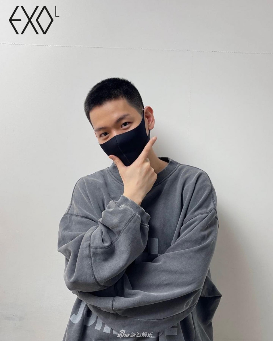組圖：EXO邊伯賢入伍吳世勳送行 摸頭照的人越來越少
