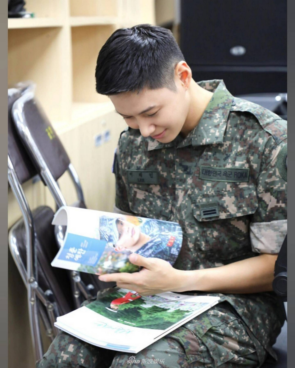 組圖：SHINee李泰民服兵役近況公開 穿制服彈鋼琴畫面帥氣
