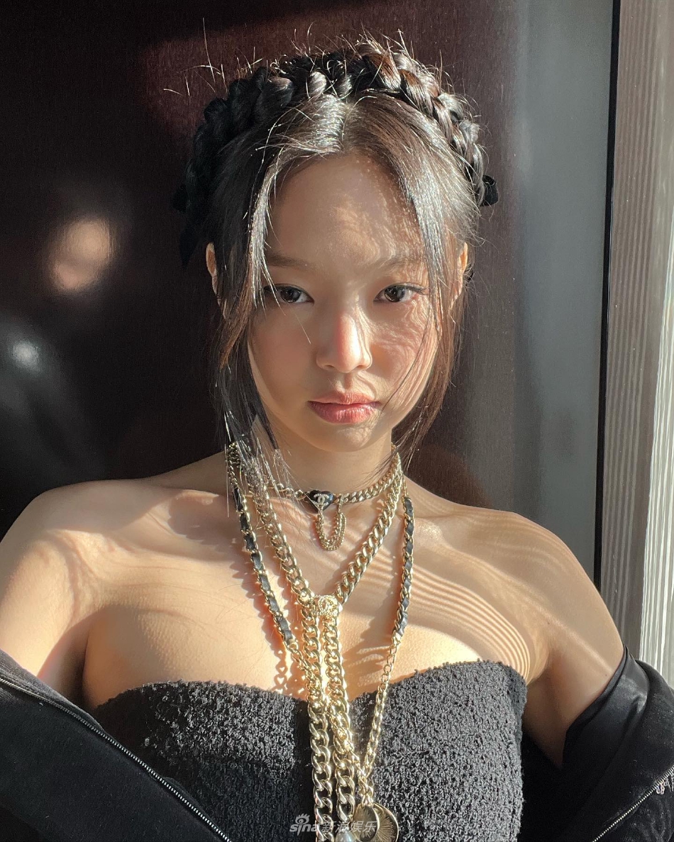 組圖：JENNIE巴黎時裝週頭排看秀 編髮造型場外送飛吻