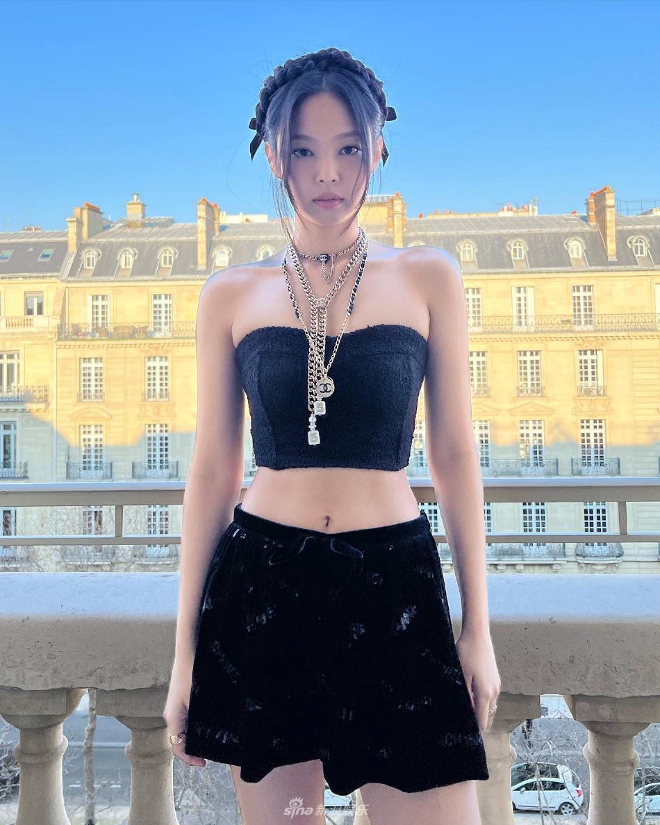組圖：JENNIE巴黎時裝週頭排看秀 編髮造型場外送飛吻