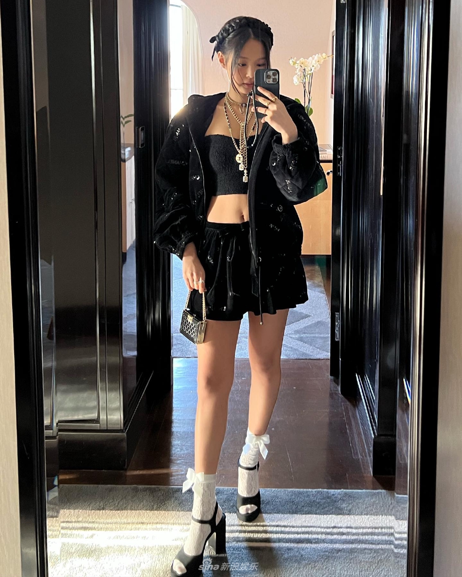 組圖：JENNIE巴黎時裝週頭排看秀 編髮造型場外送飛吻
