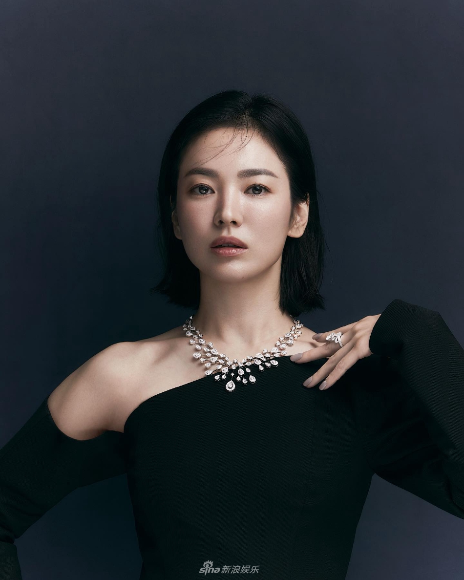 組圖：宋慧喬穿吊帶裙罕見秀身材 突破風格變貴氣熟女