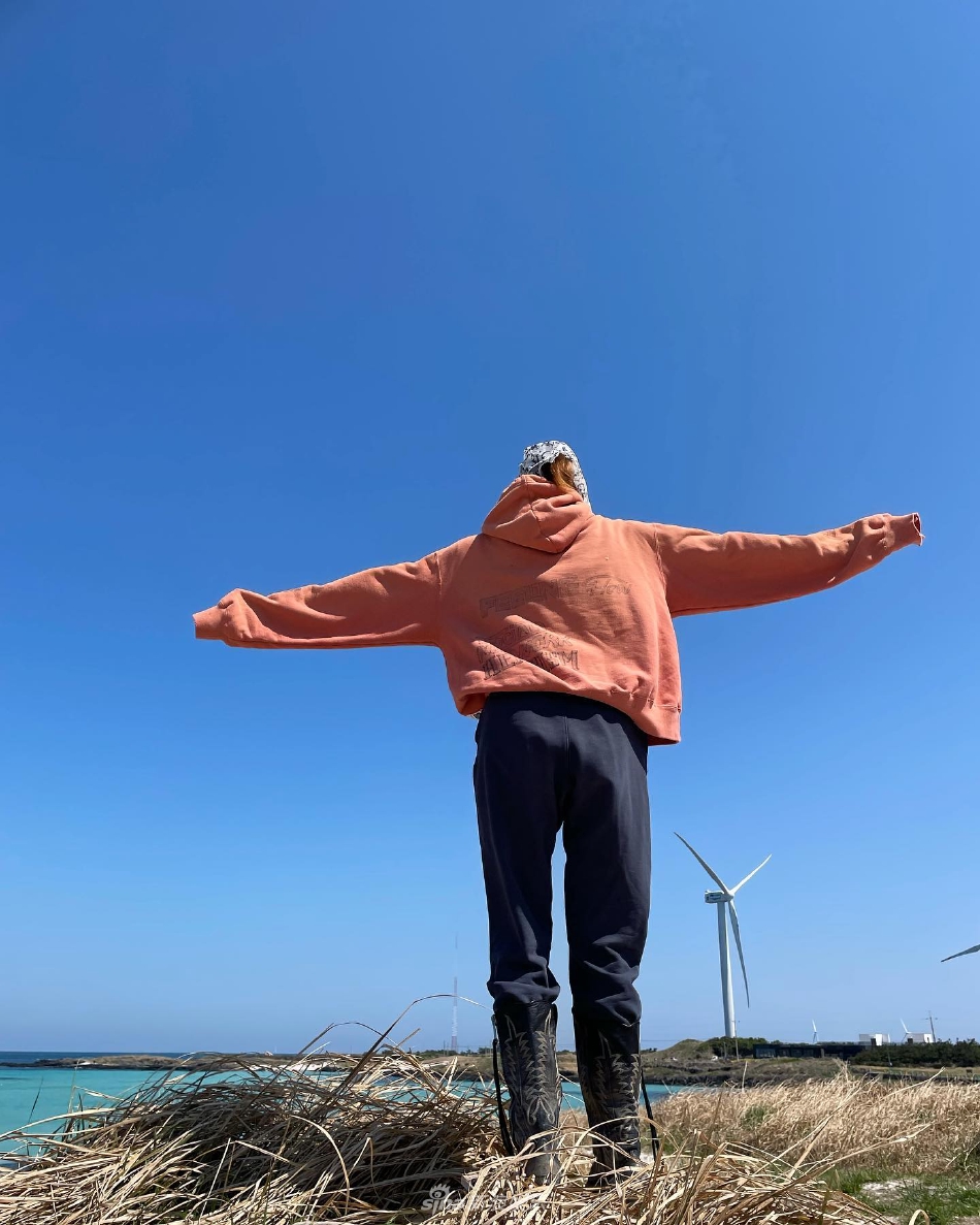組圖：泫雅曬趕海照包裹嚴實 戴碎花頭巾風格變保守