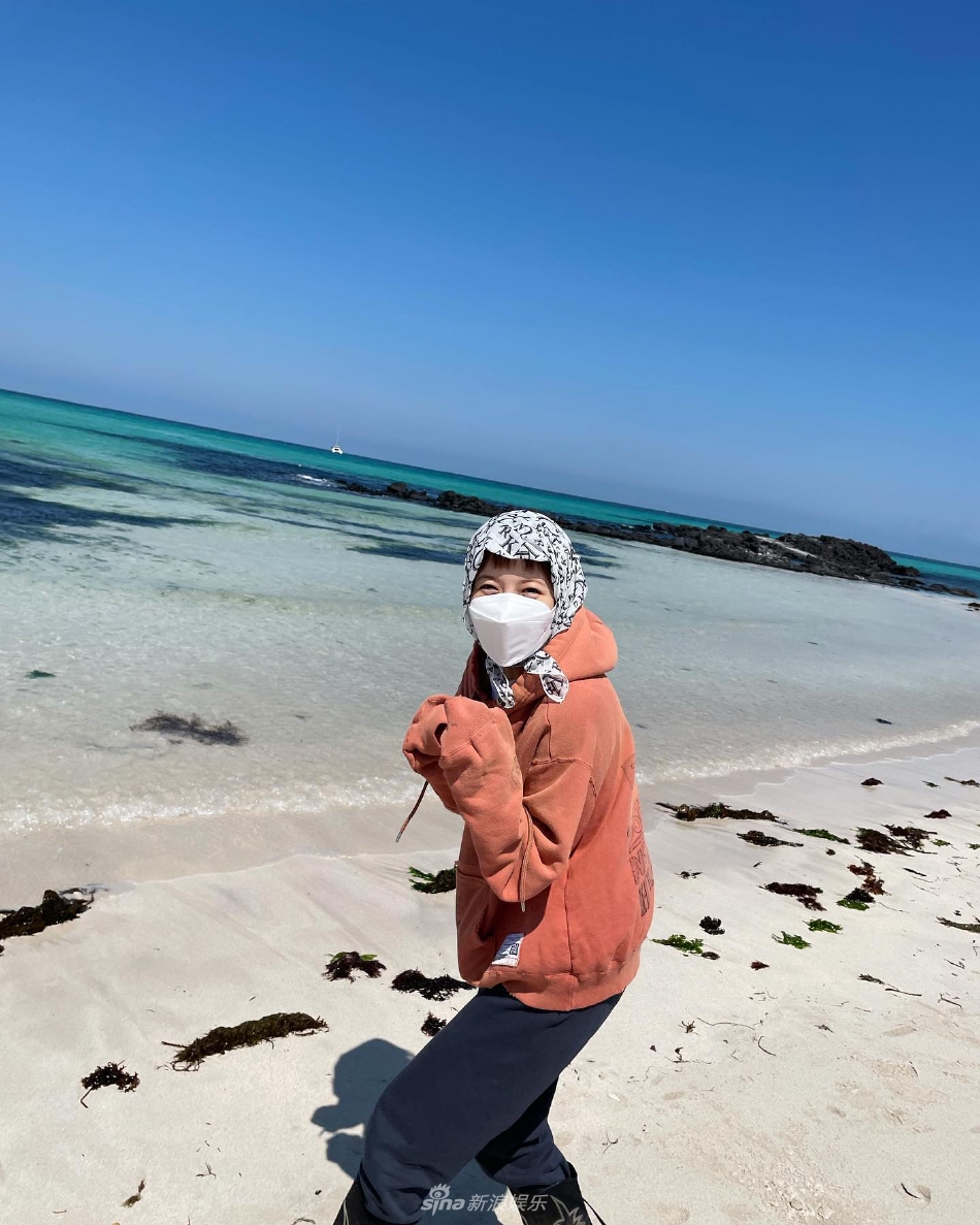 組圖：泫雅曬趕海照包裹嚴實 戴碎花頭巾風格變保守
